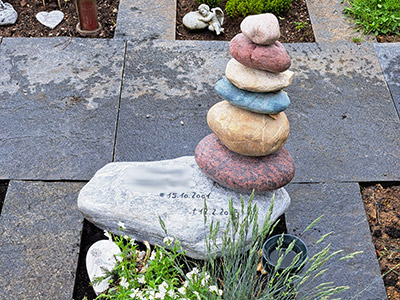 Grabstein mit Steinturm