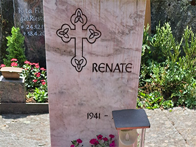 Grabstein mit Kreuz
