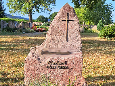 Grabstein mit Kreuz