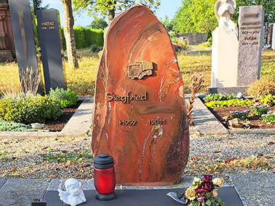 Grabstein mit LKW-Symbol