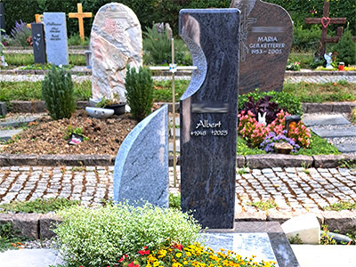Grabstein mit Metallkreuz