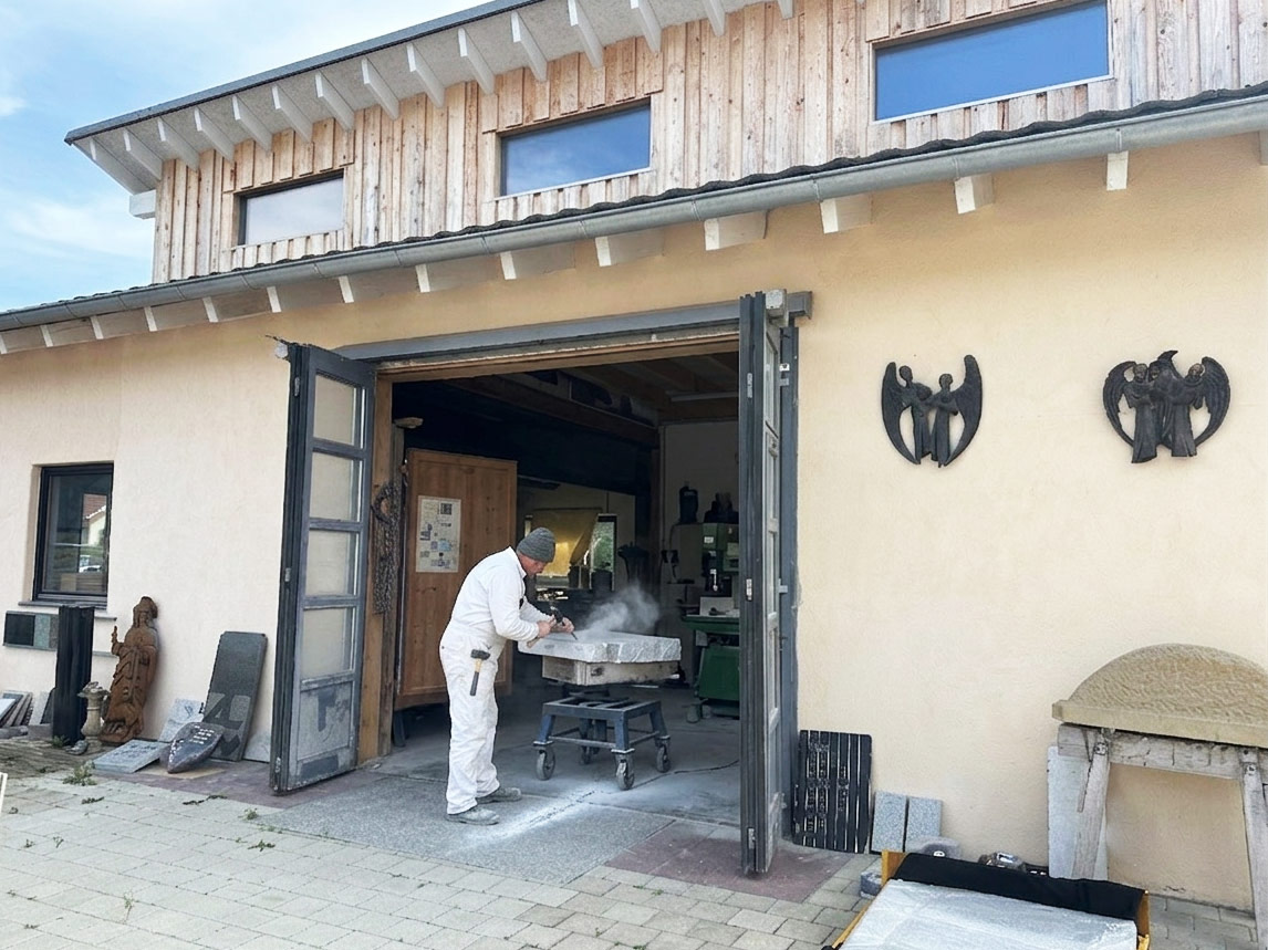 Steinmetzmeister Thiele bei der Bildhauerarbeit